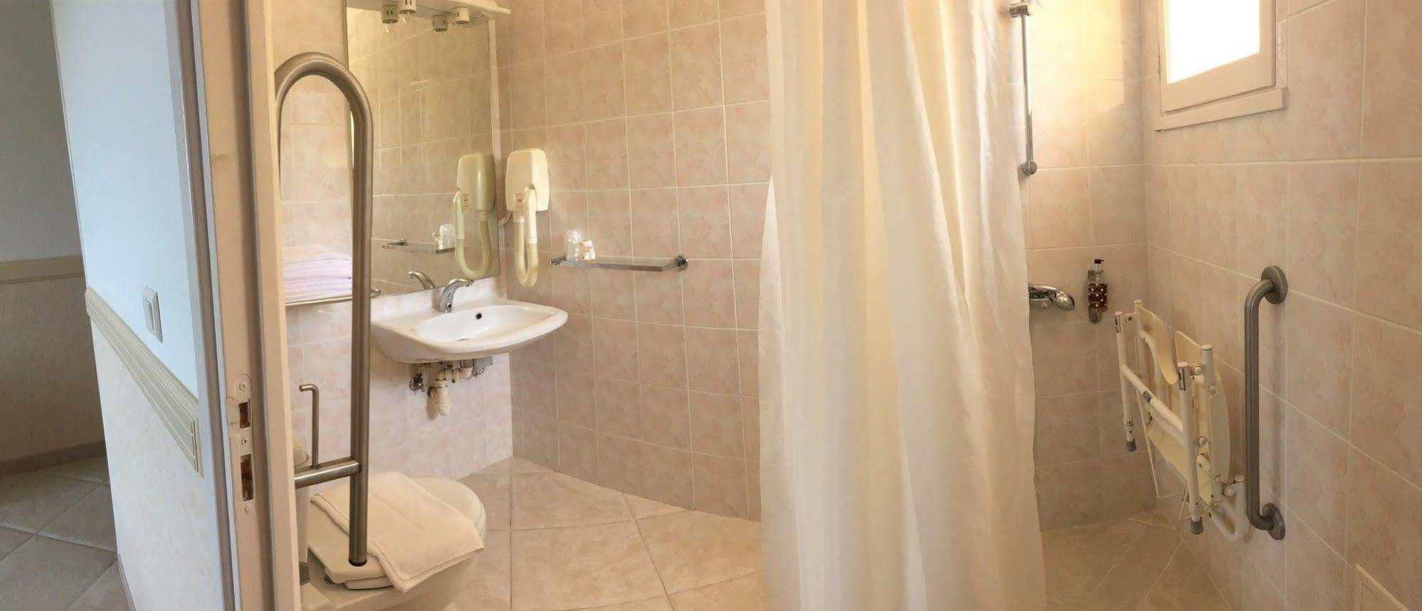 Des Roches Hotel 3*